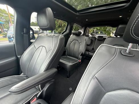 Used 2026 Chrysler Pacifica Limited FWD image 19