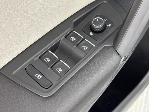 Used 2019 Volkswagen Tiguan SE image 19