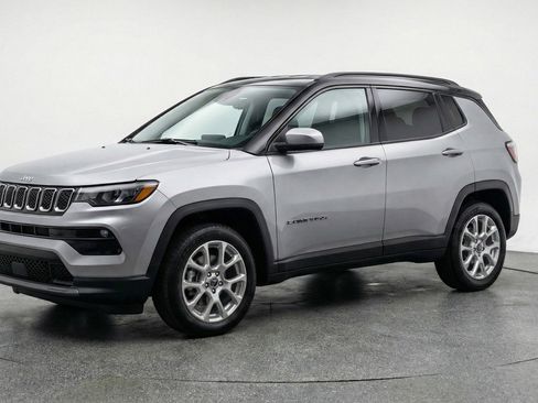 Used 2025 Jeep Compass Limited image 3