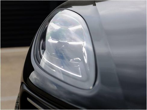 Certified 2025 Porsche Macan image 13