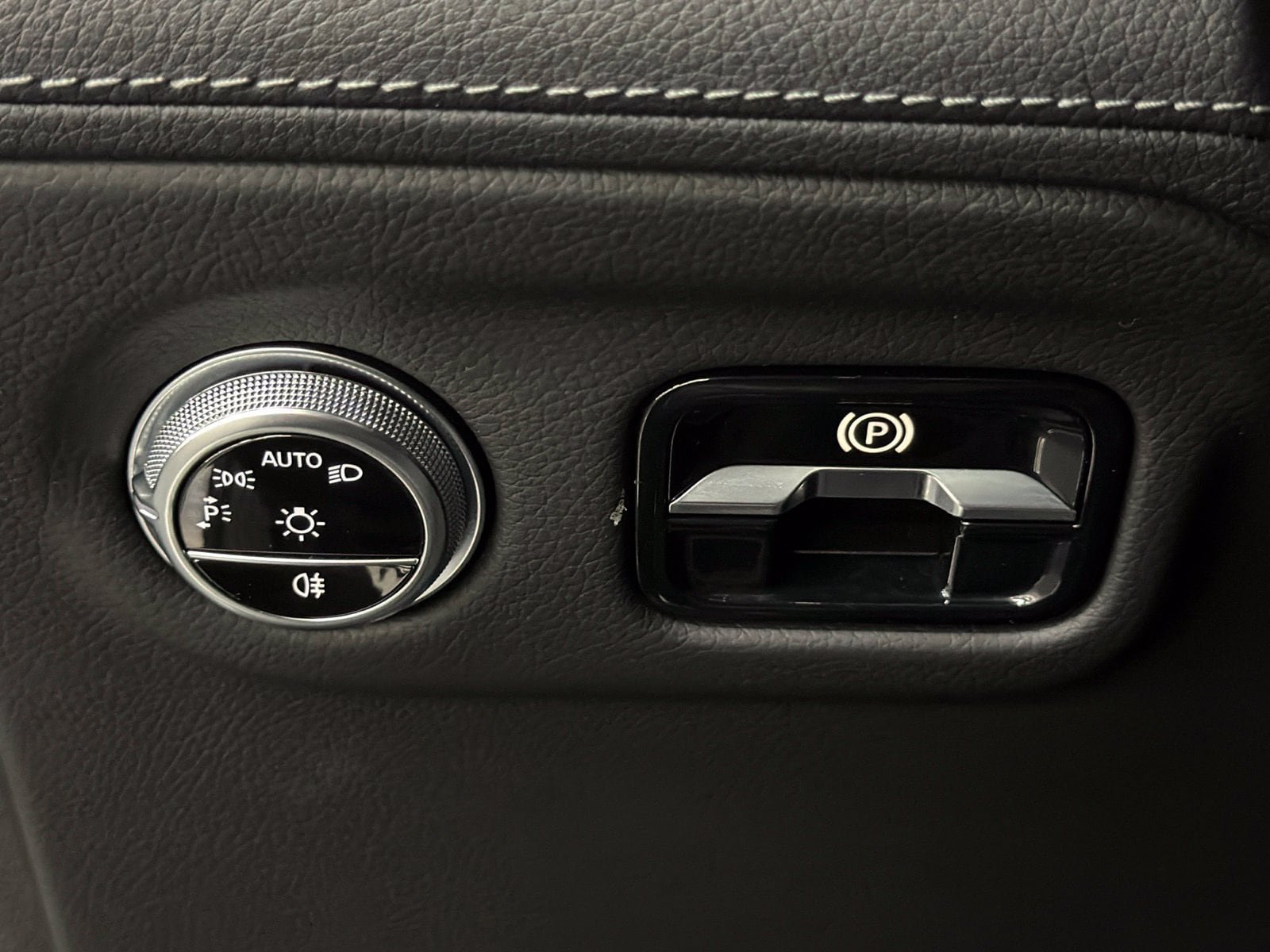 Used 2024 Mercedes-Benz EQS 580 4MATIC SUV w/ Exclusive Trim Package image 30