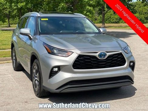 Used 2024 Toyota Highlander XLE AWD/4WD image 1