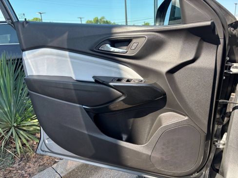 Used 2025 Chevrolet Trax LT FWD image 18