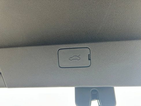 Certified 2024 Volkswagen Taos SE FWD image 39