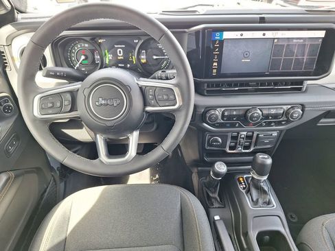 Used 2025 Jeep Wrangler Unlimited Sahara w/ Safety Group AWD/4WD image 20