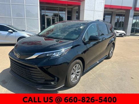 Used 2026 Toyota Sienna XLE FWD image 2