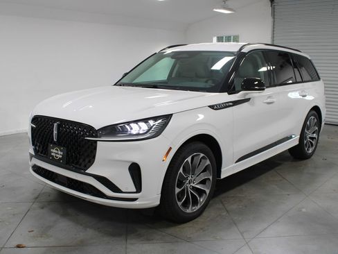 New 2026 Lincoln Aviator 2WD w/ Jet Appearance Package image 3