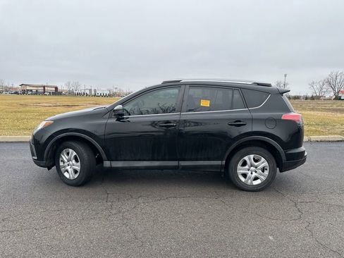 Used 2018 Toyota RAV4 LE image 6