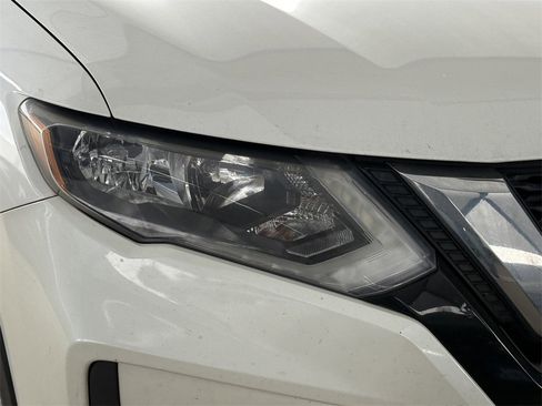 Used 2017 Nissan Rogue SV w/ SV Premium Package image 3