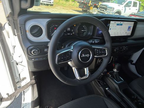 Used 2025 Jeep Wrangler Unlimited Sahara w/ Safety Group AWD/4WD image 24