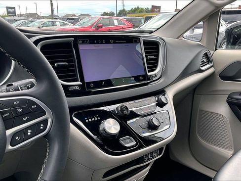 Used 2024 Chrysler Pacifica Touring-L FWD image 15