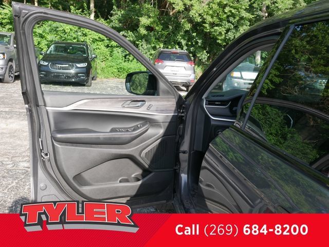 Certified 2024 Jeep Grand Cherokee Limited w/ Black Appearance Package AWD/4WD image 19