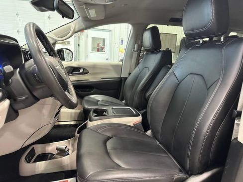 Used 2024 Chrysler Pacifica Touring-L FWD image 14