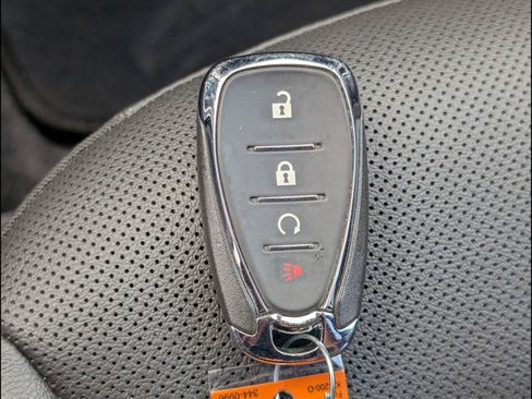 Used 2025 Chevrolet Trax RS FWD image 17
