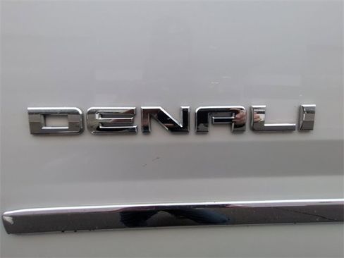 Used 2020 GMC Yukon Denali w/ Denali Premium Package image 33