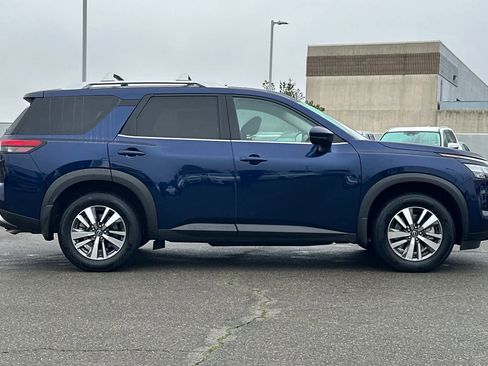 Used 2025 Nissan Pathfinder SL w/ Cargo Package image 6