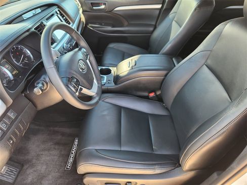 Used 2019 Toyota Highlander XLE image 13