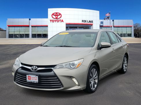 Used 2015 Toyota Camry XLE w/ Moonroof Package image 2