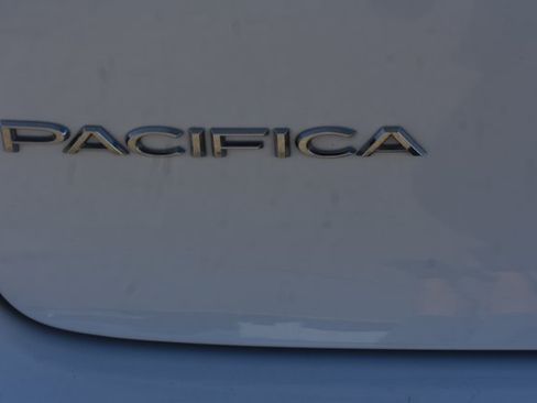 Used 2024 Chrysler Pacifica Limited FWD image 7