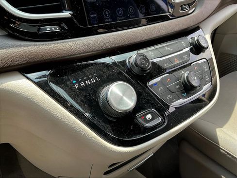 Used 2019 Chrysler Pacifica Touring Plus FWD image 18