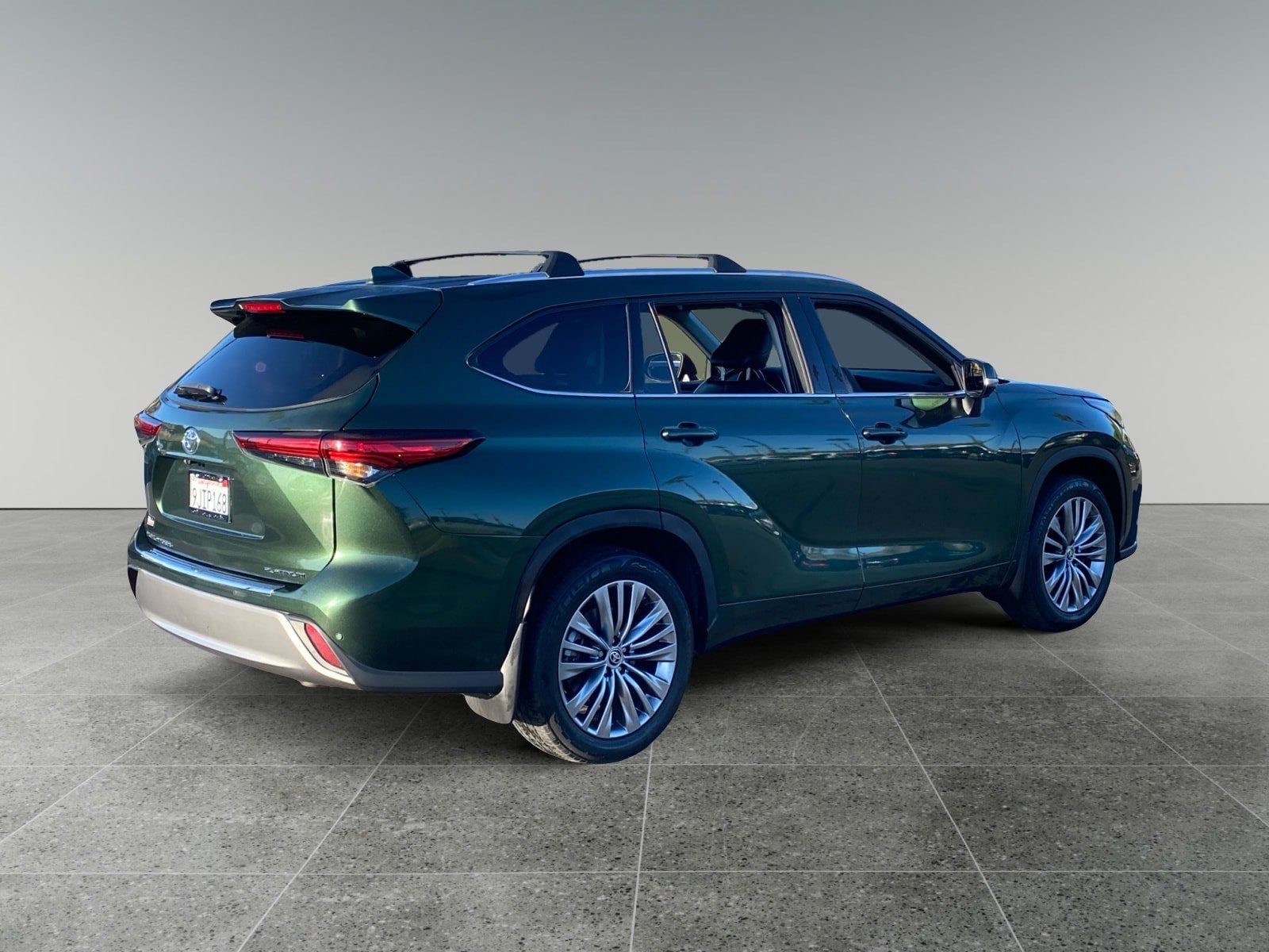 Used 2023 Toyota Highlander Platinum FWD image 5