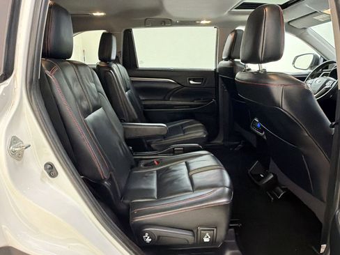 Used 2019 Toyota Highlander SE FWD image 29