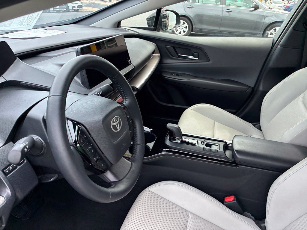 Used 2024 Toyota Prius XLE FWD image 25
