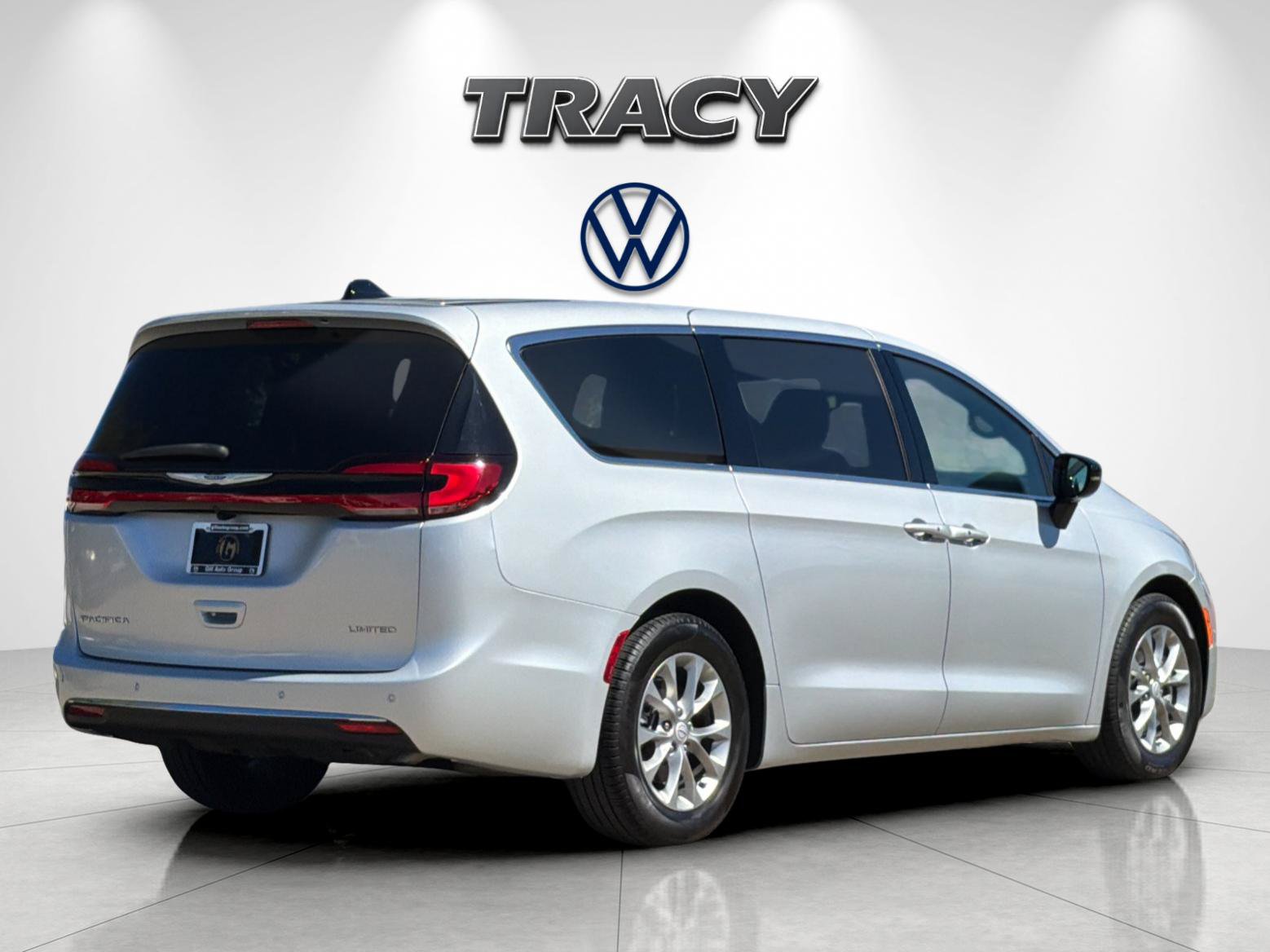 Used 2026 Chrysler Pacifica Limited FWD image 4
