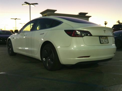 Used 2019 Tesla Model 3 Standard Range image 4