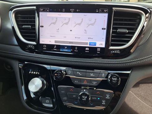 New 2026 Chrysler Pacifica Select image 4