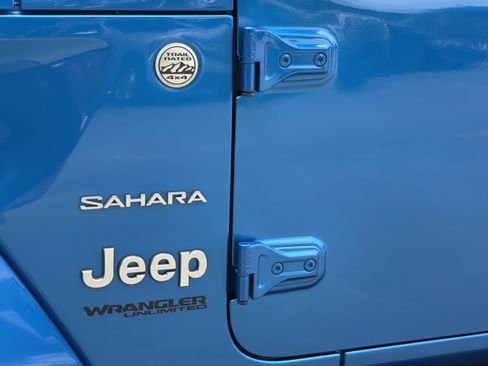 Used 2022 Jeep Wrangler Unlimited Sahara AWD/4WD image 28