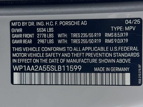Certified 2025 Porsche Macan AWD/4WD image 34