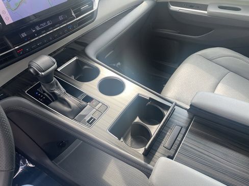 Used 2021 Toyota Sienna Limited image 32