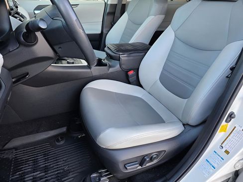 Used 2022 Toyota RAV4 XLE Premium image 19