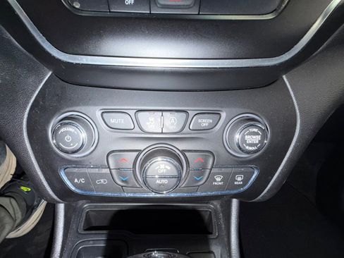 Used 2019 Jeep Cherokee Latitude Plus FWD image 38