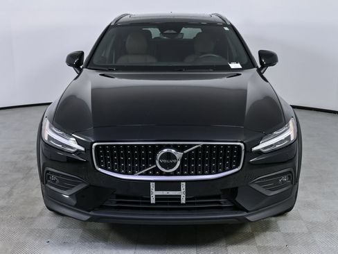 Certified 2025 Volvo V60 B5 Cross Country Plus image 36