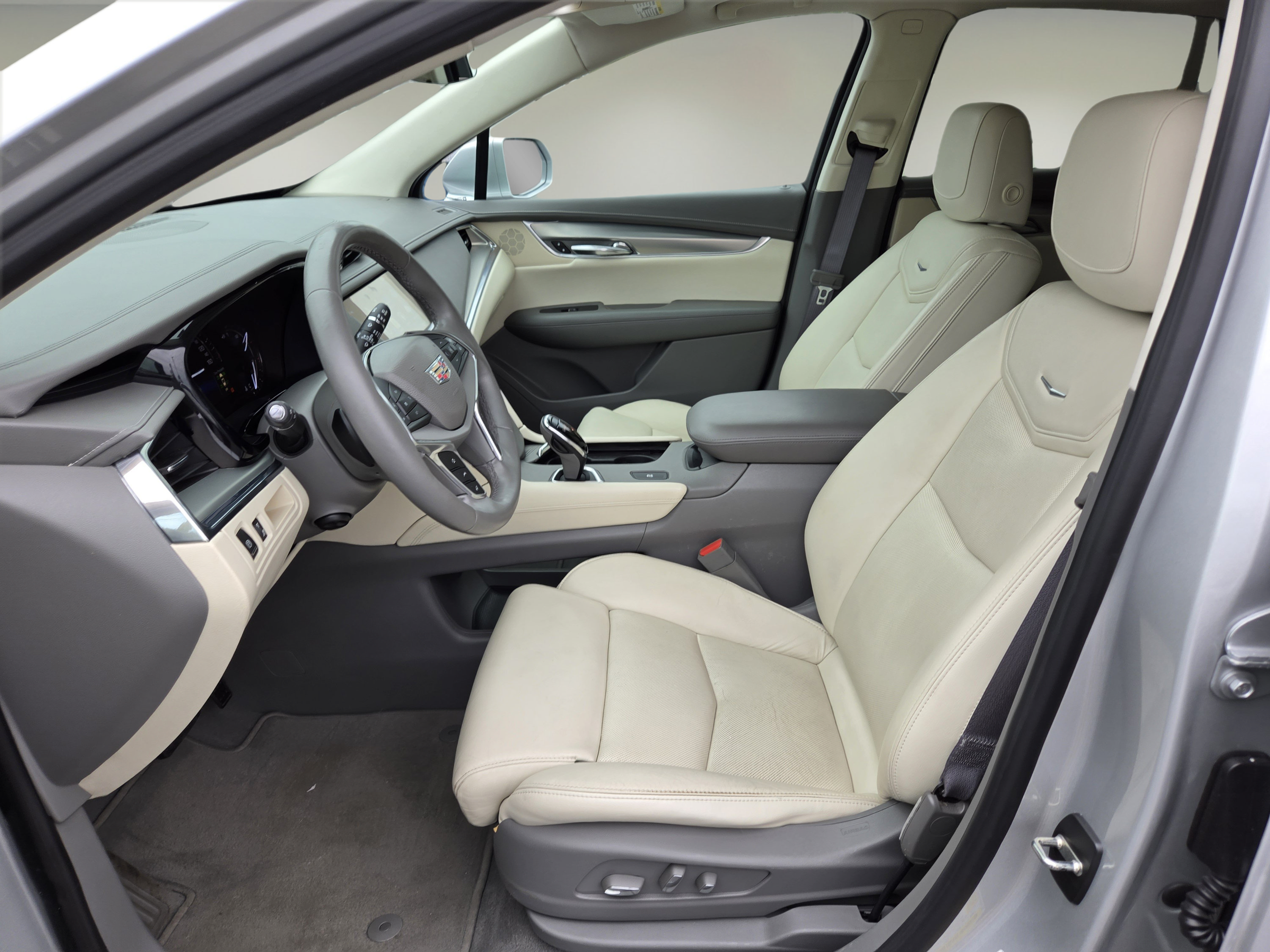 Used 2017 Cadillac XT5 Luxury w/ Driver Awareness Package FWD image 10