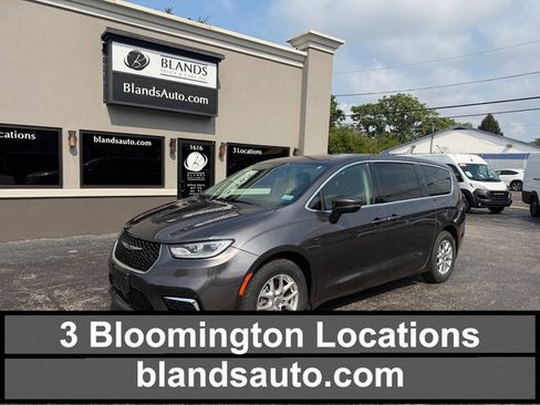 Used 2023 Chrysler Pacifica Touring-L FWD image 1