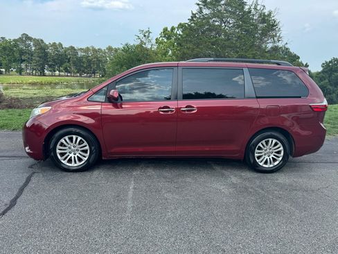 Used 2015 Toyota Sienna XLE Premium FWD image 6