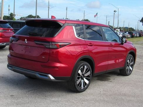 New 2025 Mitsubishi Outlander SE image 3