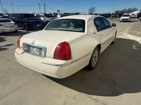 Used 2007 Lincoln Town Car Signature Limited image 3