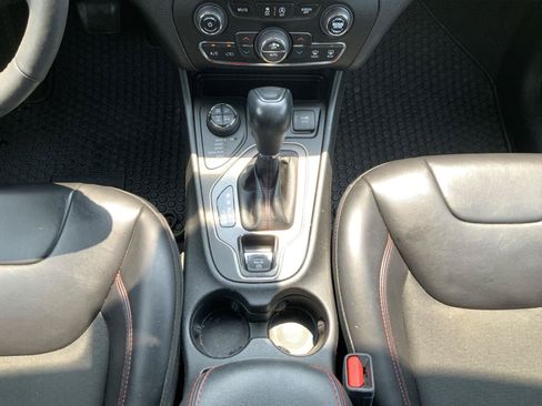 Used 2022 Jeep Cherokee Trailhawk AWD/4WD image 42