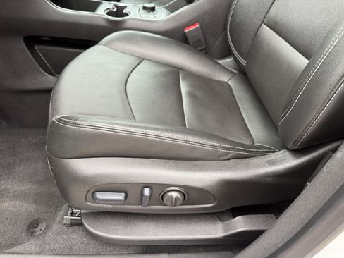 Used 2024 GMC Terrain SLT image 28