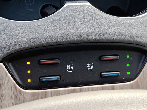 Used 2021 Toyota Venza Limited w/ Carpet Mat Package (TMS) image 25