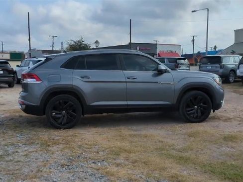 Used 2022 Volkswagen Atlas Cross Sport SE w/ Black Wheel Package image 9
