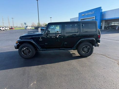 Used 2017 Jeep Wrangler Unlimited Sahara image 2