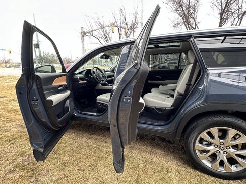Used 2025 Toyota Grand Highlander AWD image 22