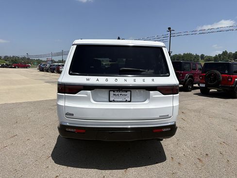 Used 2024 Jeep Wagoneer L Series II w/ Flexible Seating Group AWD/4WD image 4