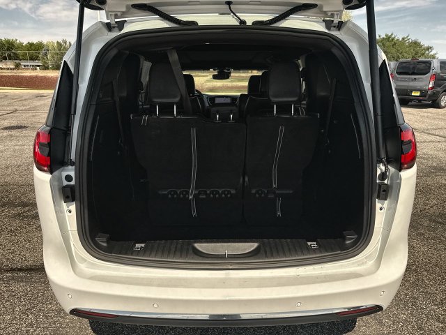 Used 2026 Chrysler Pacifica Limited FWD image 24