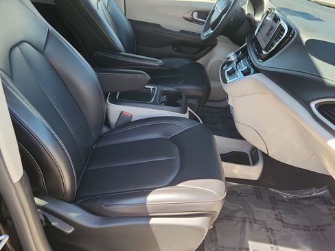 Used 2023 Chrysler Pacifica Touring-L FWD image 16